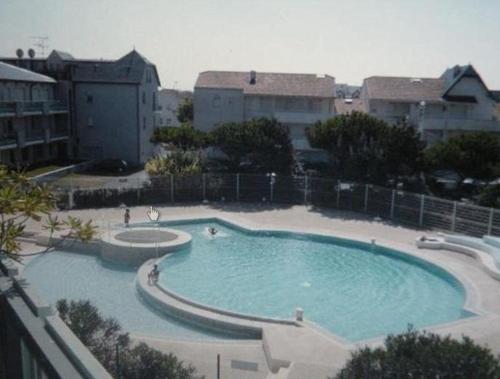 une grande piscine au milieu d'une ville dans l'établissement Appt 2 pièces CHATELAILLON PLAGE - CL040-309, à Châtelaillon-Plage