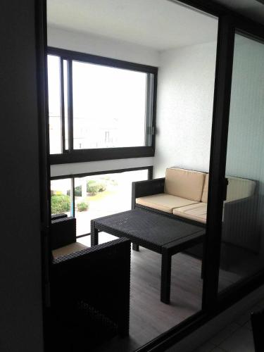 un salon avec un canapé et une fenêtre dans l'établissement Appt 2 pièces LA ROCHELLE - LR090-C232, à La Rochelle