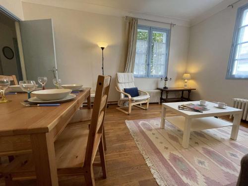 un salon avec une table et une salle à manger dans l'établissement Maison 4 pièces LA ROCHELLE - LR000-019, à La Rochelle
