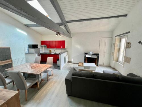 un salon avec un canapé et une table dans l'établissement L 'Échappée du Clain, à Poitiers