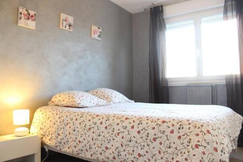 une chambre avec un lit et une fenêtre dans l'établissement Appt 3 pièces LA ROCHELLE - LR520-046, à La Rochelle