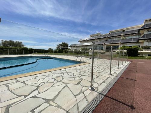 une piscine devant un immeuble dans l'établissement Appt 1 pièce LA ROCHELLE - LR820-0D2, à La Rochelle