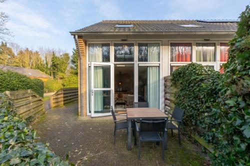 BiggekerkeにあるWelcome in - WoesteHoeve Sfeervol Vakantiehuisje in Zeeland aan Zee, Dicht bij Strand & Natuurの家の前の椅子