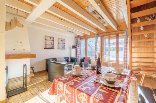 un salon avec une table et un canapé dans l'établissement Le Refuge des Cerfs - Duplex vue montagne, à La Bresse