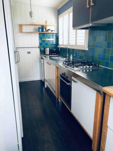 Dapur atau dapur kecil di uffington studio pet friendly garden setting