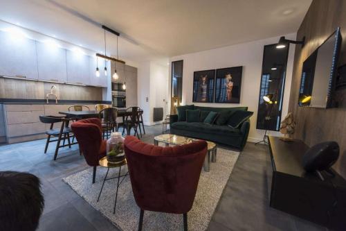 un salon avec un canapé et une table dans l'établissement Alpohi, à Paris