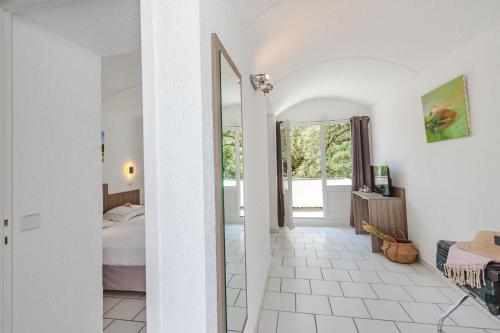 Una cama o camas en una habitación de CAPSUD, La Garde-Freinet