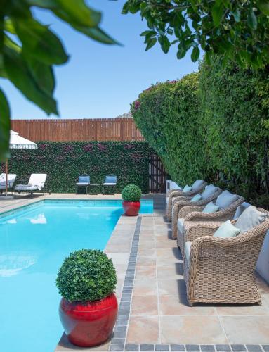 La alberca dentro o cerca de St James Guest Houses