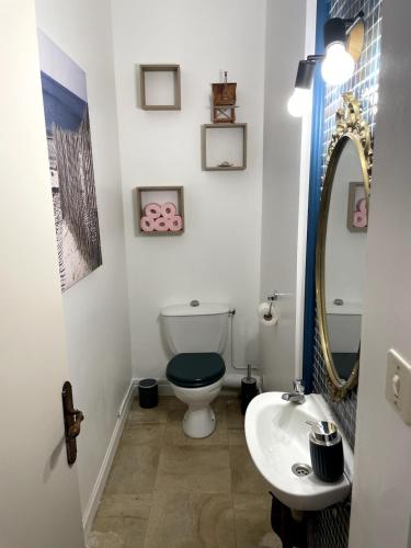 Bilik mandi di Gîte & Spa Château Lagrange les Tours