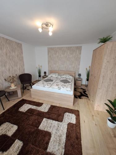 sypialnia z łóżkiem i dywanem na podłodze w obiekcie Katarina apartman w Hajduszoboszlo