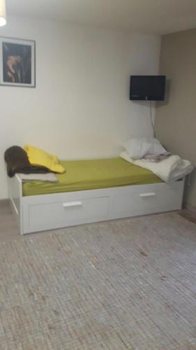 une chambre avec un lit avec une couverture jaune dessus dans l'établissement apartment 4 people, à Vroncourt
