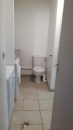 La salle de bains est pourvue de toilettes et de carrelage. dans l'établissement apartment 4 people, à Vroncourt