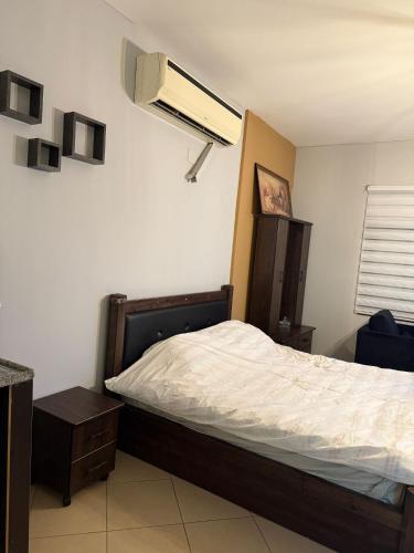 Una cama o camas en una habitación de The Sky Zimmer