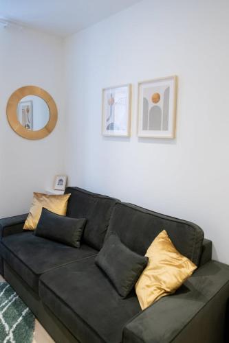 - un canapé noir avec des oreillers dans le salon dans l'établissement Opera 6 - Lovely studio - Hôtel de Ville, à Lyon