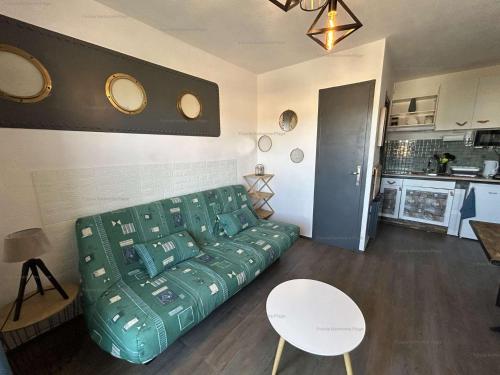 un salon avec un canapé et une table dans l'établissement NP340-P09B Appartement studio Narbonne Plage, à Narbonne-Plage