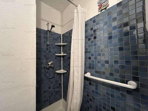 une salle de bain avec douche aux carreaux bleus dans l'établissement NP340-P09B Appartement studio Narbonne Plage, à Narbonne-Plage
