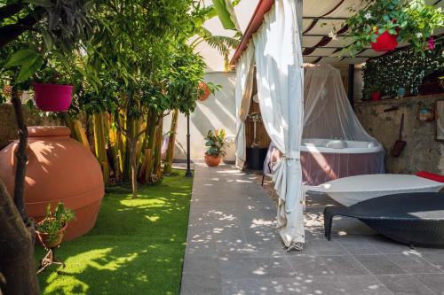 a garden with a bed and plants in a room at A Ugghia in Fiumefreddo di Sicilia