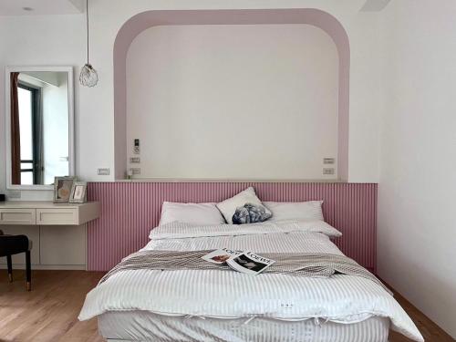 a bedroom with a large mirror above a bed at 隨緣居民宿 in Zhongpu