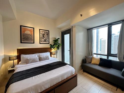 a bedroom with a large bed and a couch at Greenbelt with Wifi, Pool and Gym in Manila