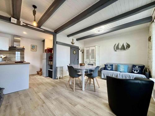 une cuisine et un salon avec une table et des chaises dans l'établissement Mais 3 pièces 4 couchages - Saint Georges d'Oléron SGO000-458, à Saint-Georges-dʼOléron