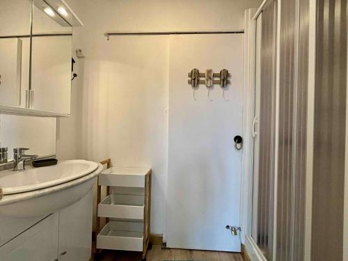 une salle de bain blanche avec un lavabo et une douche dans l'établissement Mais 3 pièces 4 couchages - Saint Georges d'Oléron SGO000-458, à Saint-Georges-dʼOléron