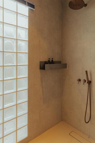 Arthit House Resort Kohlarnにあるバスルーム