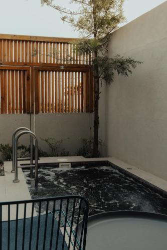 Arthit House Resort Kohlarnの敷地内または近くにあるプール
