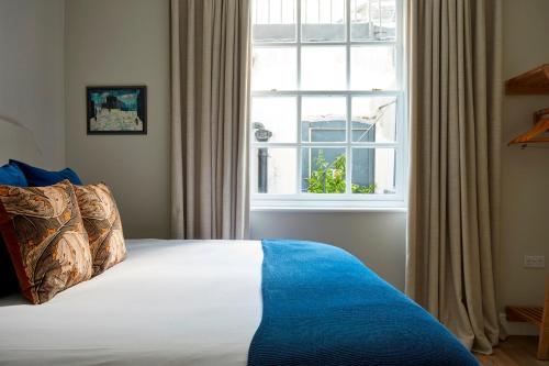 a bedroom with a bed and a window at Georgian House Hotel in London