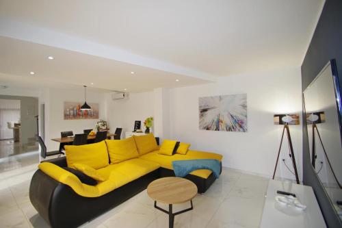 3 holiday apartments with shared pool, peaceful location