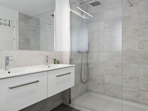 O baie la Modern 3 bedroom apartment with amazing facilities