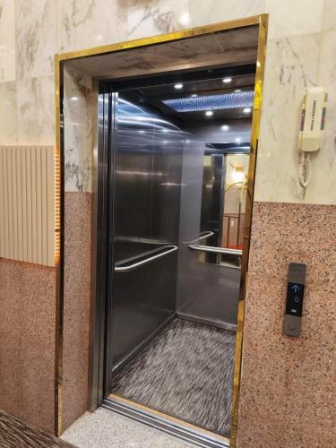 a glass door to a shower in a bathroom at Al Rayhan Suites الريحان للأجنحة المفروشة in Al Madinah