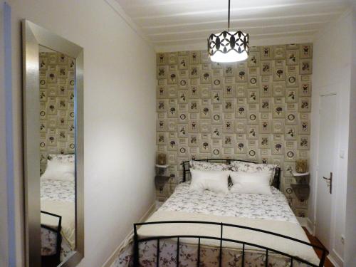 リスボンにあるAtalaia 68の小さなベッドルーム(ベッド1台、鏡付)