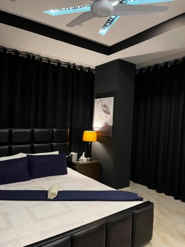 Postel nebo postele na pokoji v ubytování Cineplex Lodges Executive 2