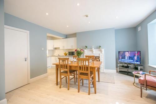 a kitchen and dining room with a table and a television at Pearse Street Gardens in Dublin