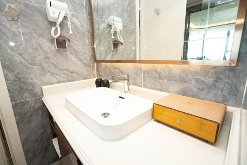 Bilik mandi di Cửa Đông Luxury Hotel