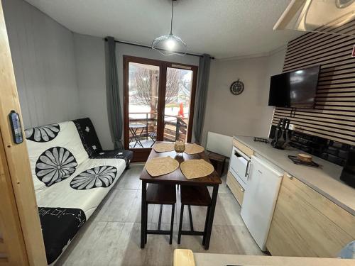 Kuchyň nebo kuchyňský kout v ubytování Studio au pied des pistes avec accès privé par son balcon