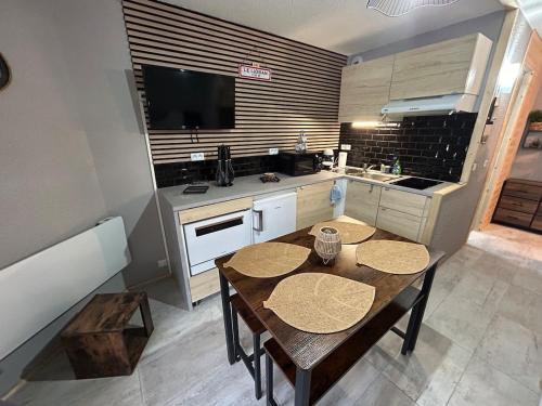 Kuchyň nebo kuchyňský kout v ubytování Studio au pied des pistes avec accès privé par son balcon