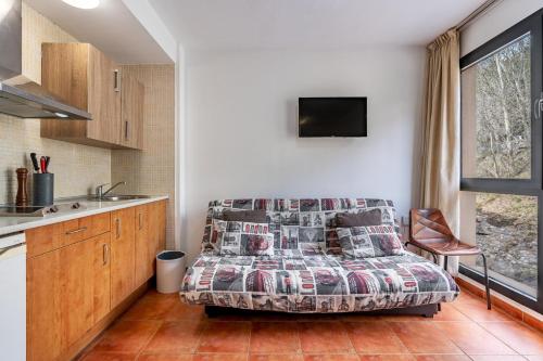 ein Wohnzimmer mit Sofa und eine Küche in der Unterkunft Monte Gorbea Mumu 7 B in Sierra Nevada