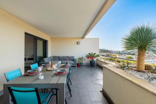 une table et des chaises sur le balcon d'une maison dans l'établissement Clos Vignola - Domaine de la Viva -Superbe vue mer, à Grosseto-Prugna