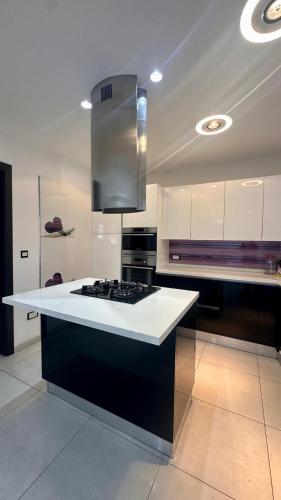 a kitchen with a black and white stove top oven at Stardust in San Ġwann