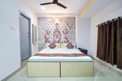 a bedroom with a large bed in a room at FabExpress R Inn - Nr Prayagraj Railway Station in Muthiganj