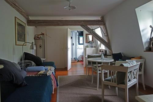 a living room with a couch and a table at Wohnung im Kutscherhaus in Wetzhausen