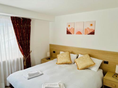 a bedroom with a white bed and a window at Affittacamere Buenavista Guest House in Champoluc