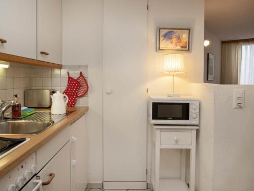 Apartment Chalet Abendrot apARTments-10 by Interhomeにあるキッチンまたは簡易キッチン