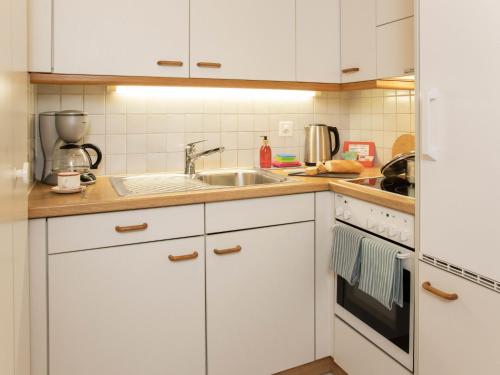 Küche/Küchenzeile in der Unterkunft Apartment Chalet Abendrot apARTments-8 by Interhome