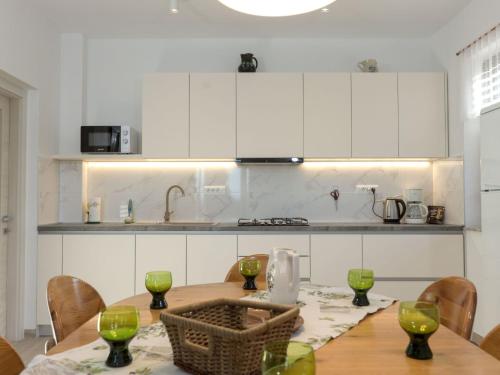 Kuchyňa alebo kuchynka v ubytovaní Apartment Bellevue-2 by Interhome