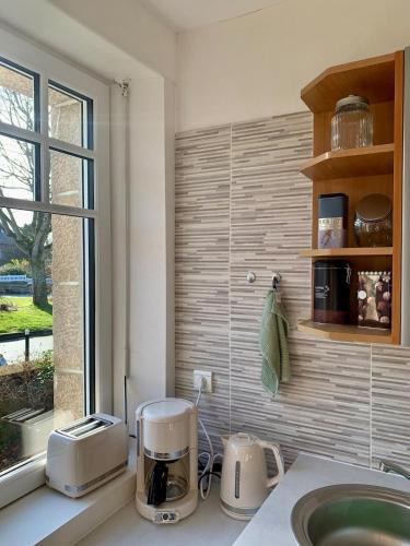 un comptoir de cuisine avec deux appareils sur un comptoir dans l'établissement Appartement à Cancale situé à 500 m du port, à Cancale