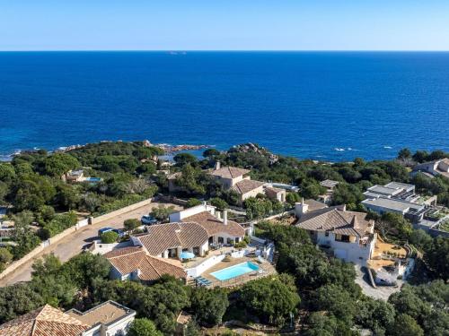 - une vue aérienne sur une maison avec l'océan dans l'établissement Villa Villa Sallena by Interhome, à Porto-Vecchio