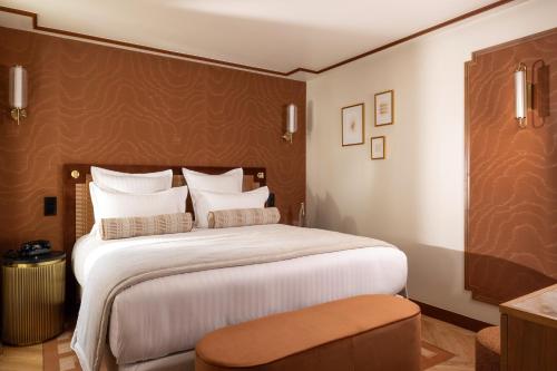 a bedroom with a large bed with a brown wall at Hôtel Filigrane & Spa in Paris