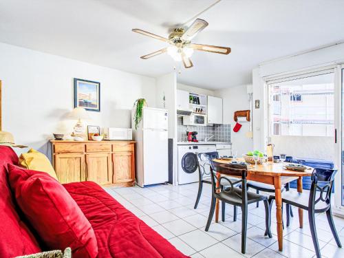 un salon avec un canapé rouge et une table dans l'établissement Apartment Les Plages by Interhome, à Sainte-Marie-la-Mer